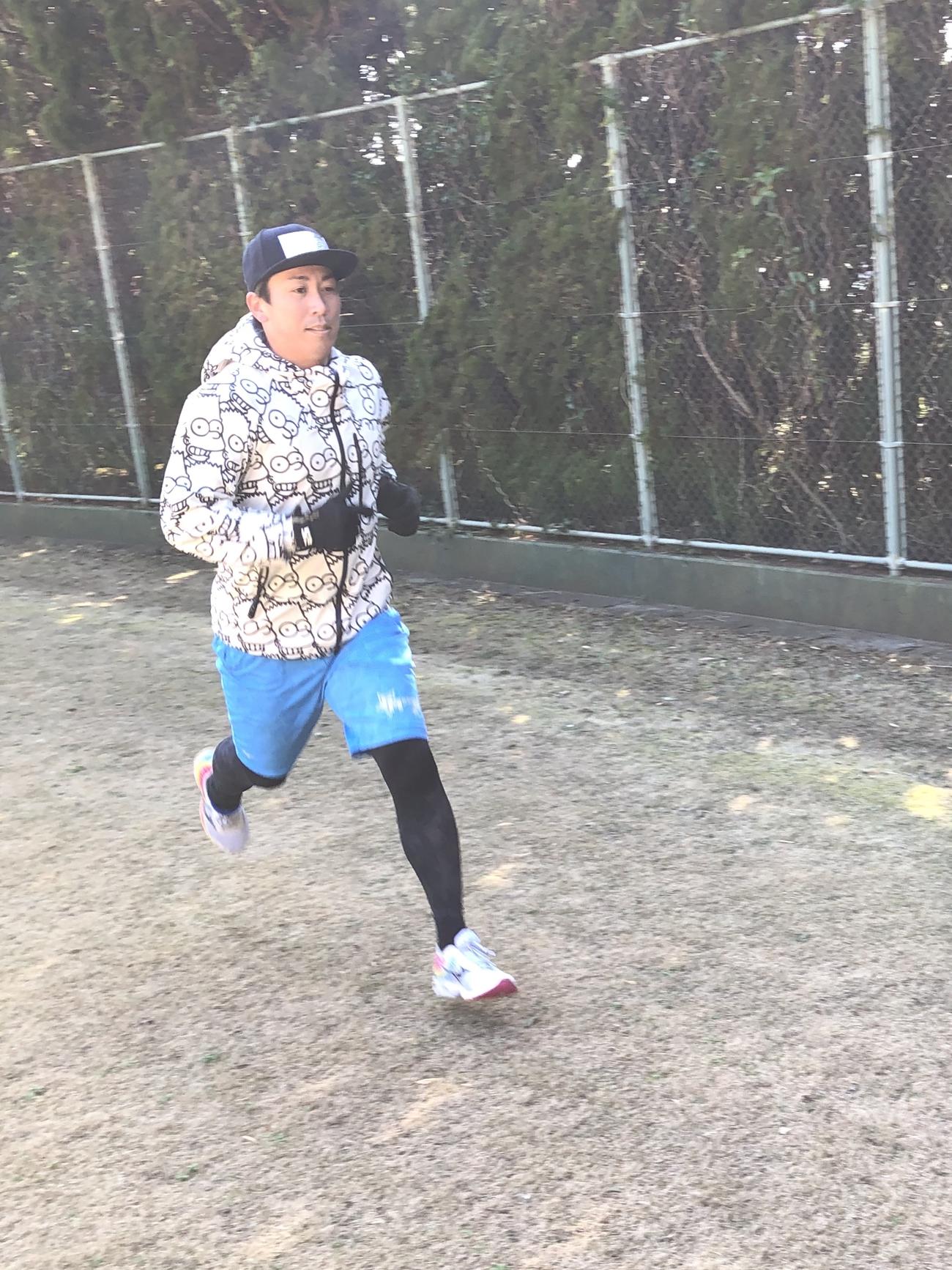 千葉県内で自主トレを行ったロッテ益田