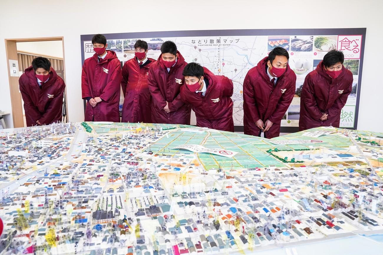名取市震災復興伝承館を見学するドラフト1位の早川（右）ら楽天の新人選手たち（球団提供）