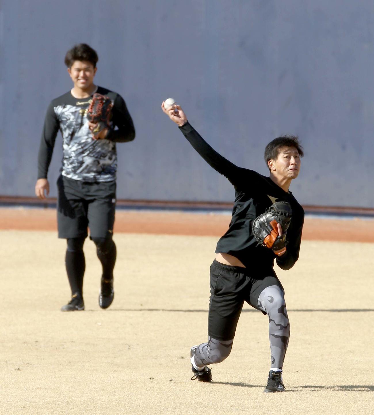 遠投をする日本ハム古川。左奥は今川（撮影・佐藤翔太）