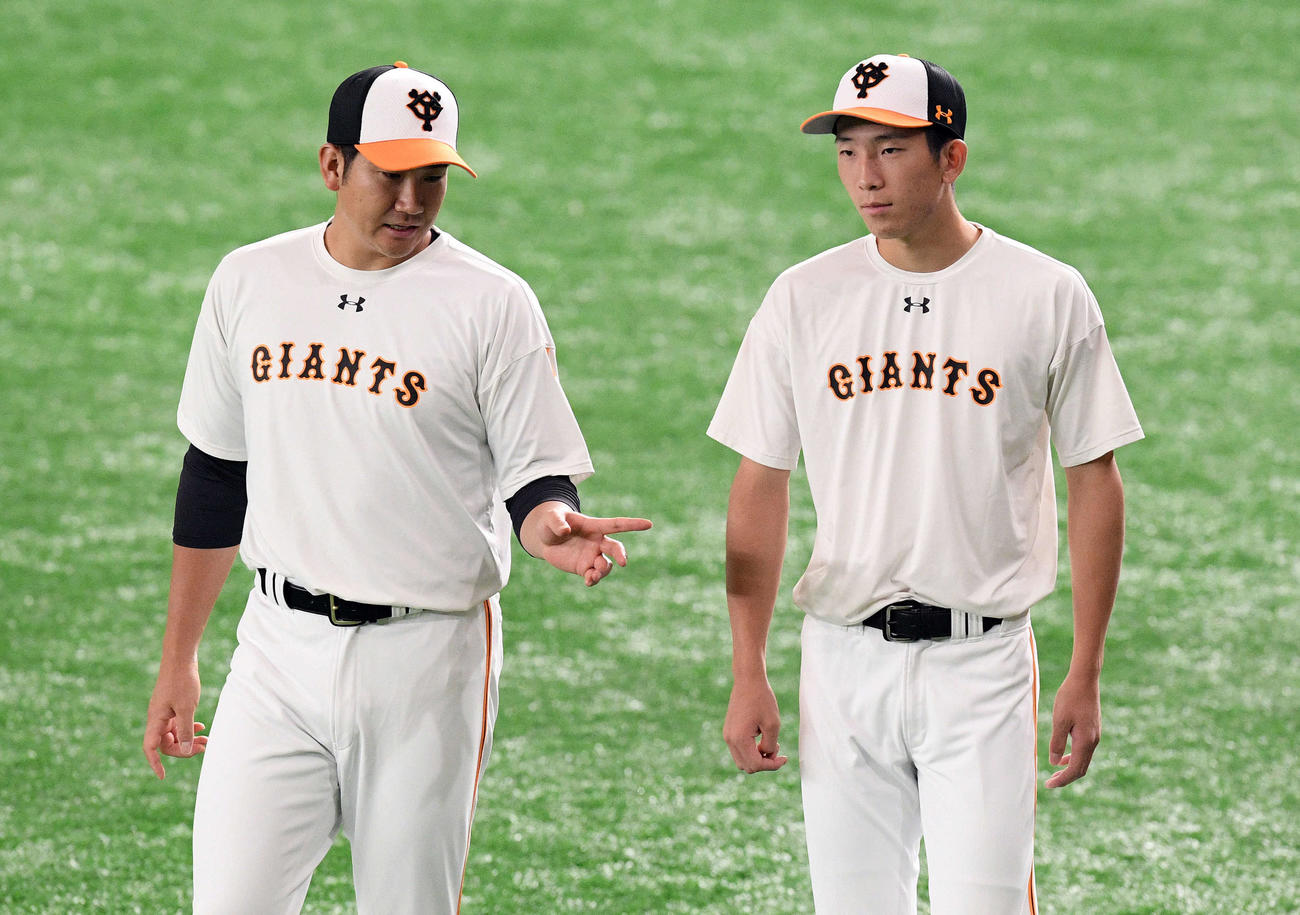 試合前練習で話す巨人戸郷翔征（右）と菅野智之（2020年8月15日撮影）