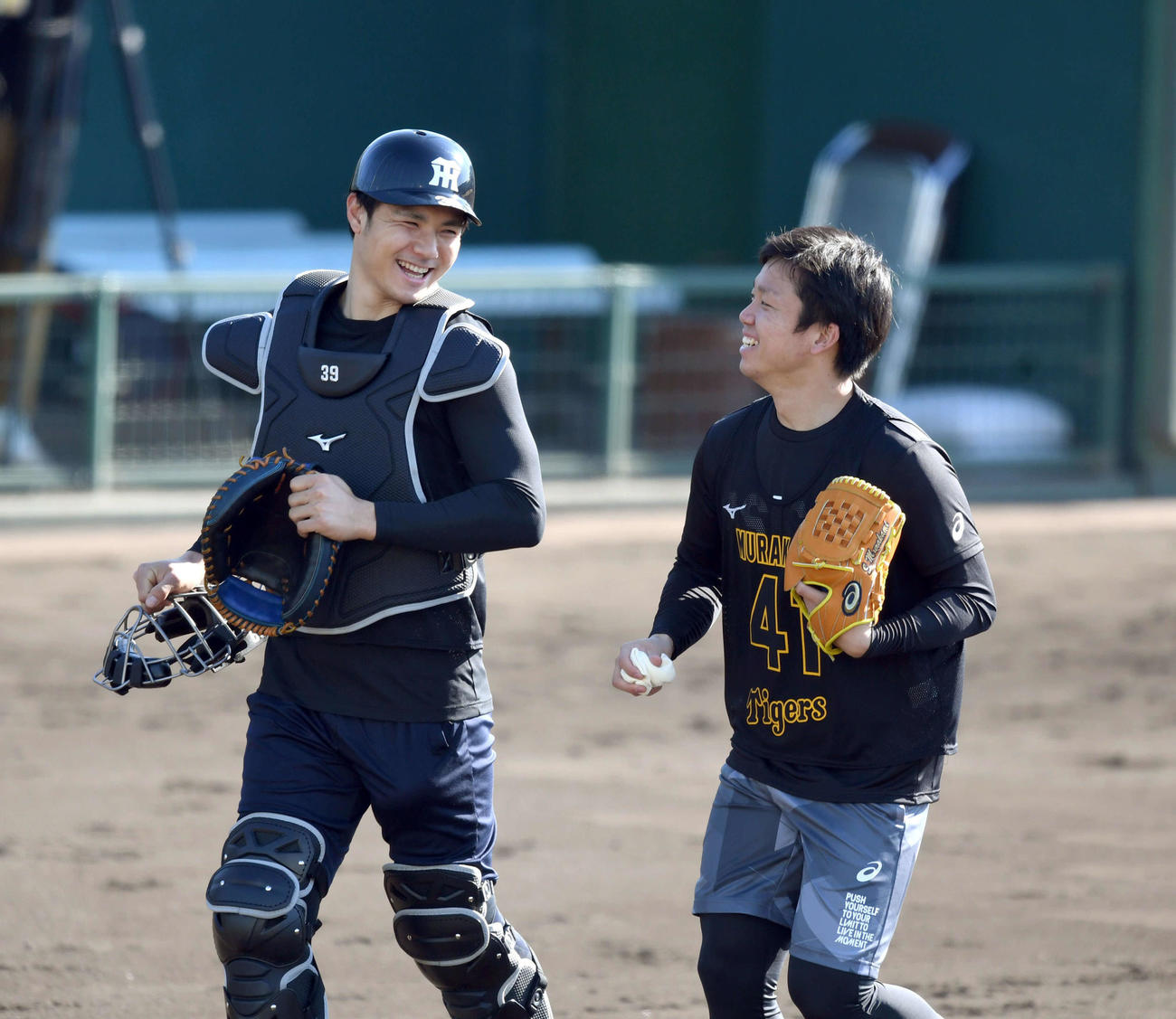 笑顔でブルペンへ向かう（左から）栄枝と村上（代表撮影）