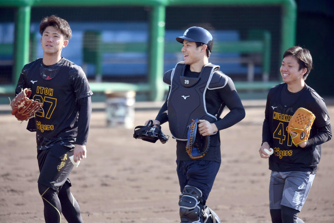 ブルペンへ向かう（左から）阪神・伊藤将司、阪神・栄枝裕貴、阪神・村上頌樹（代表撮影）