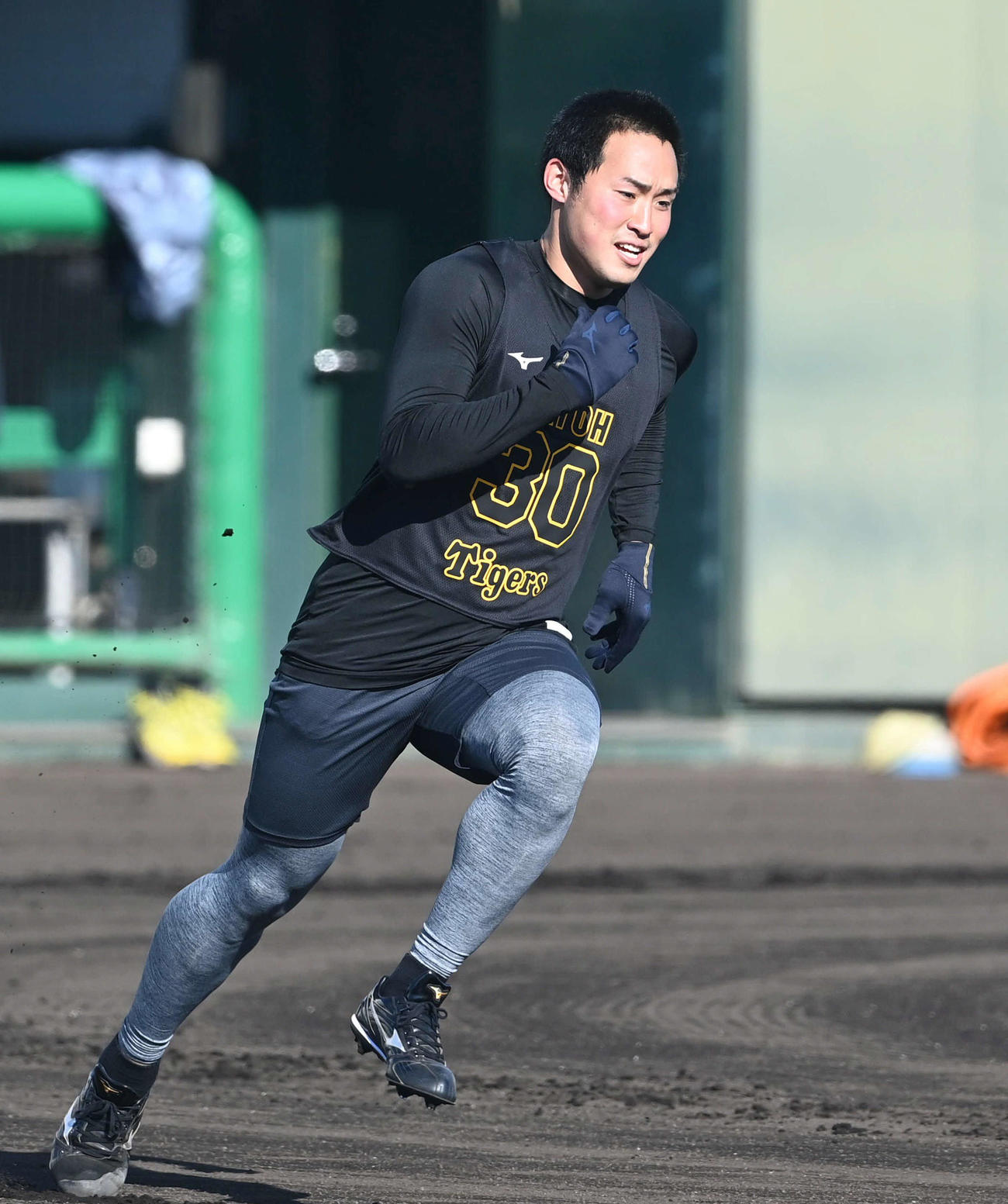 ベースランニングする阪神佐藤蓮（代表撮影）