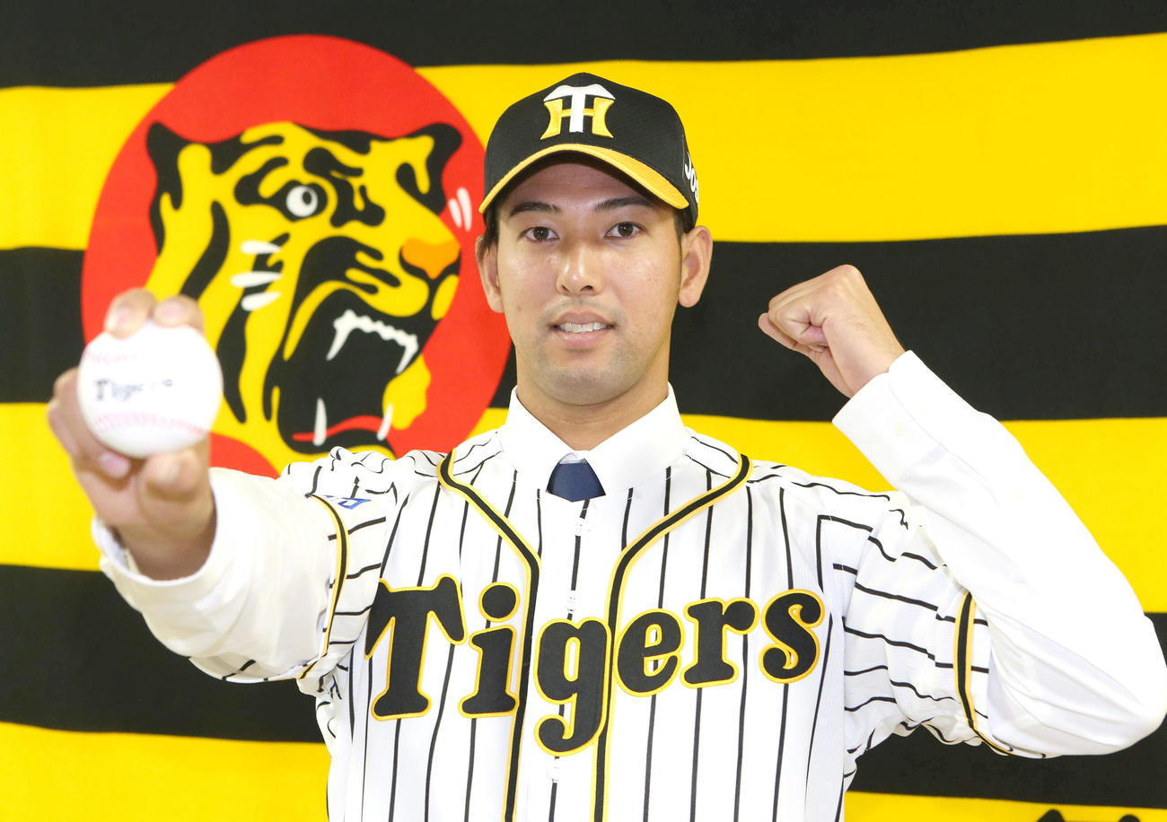 阪神入団会見を行う加治屋（2020年12月15日代表撮影）