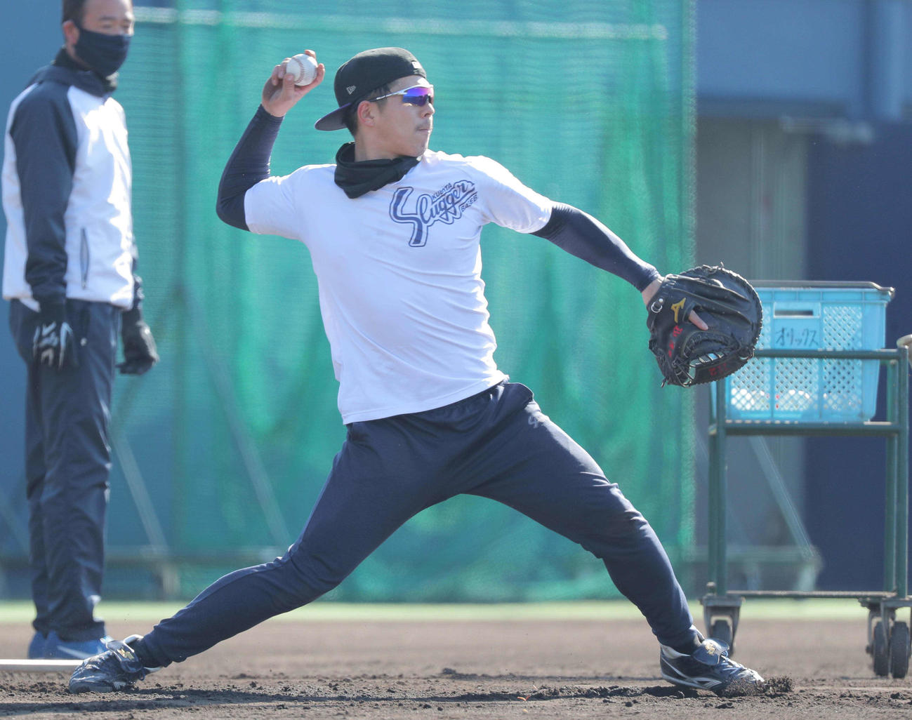 守備練習をする若月健矢（代表撮影）