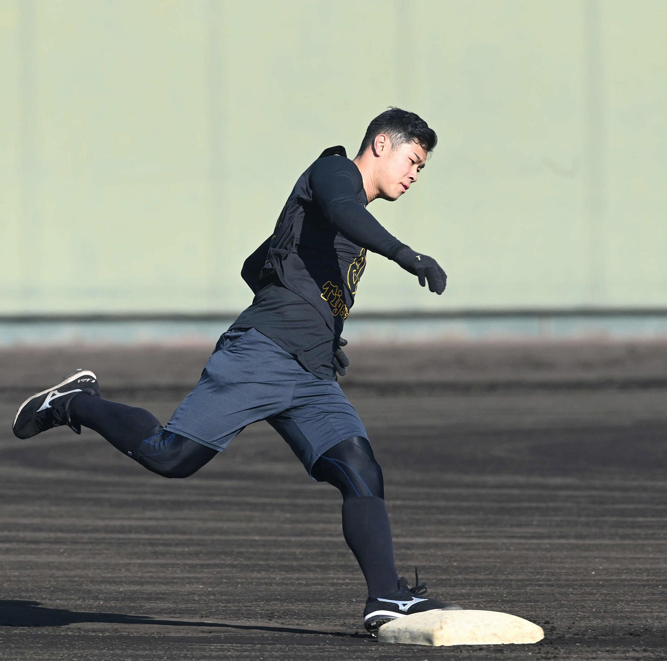 ベースランニングで二塁を回る佐藤輝（代表撮影）