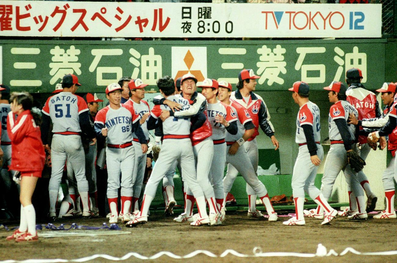 88年10月19日、ロッテ対近鉄ダブルヘッダー第1試合　勝利し喜ぶ仰木監督と近鉄ナイン