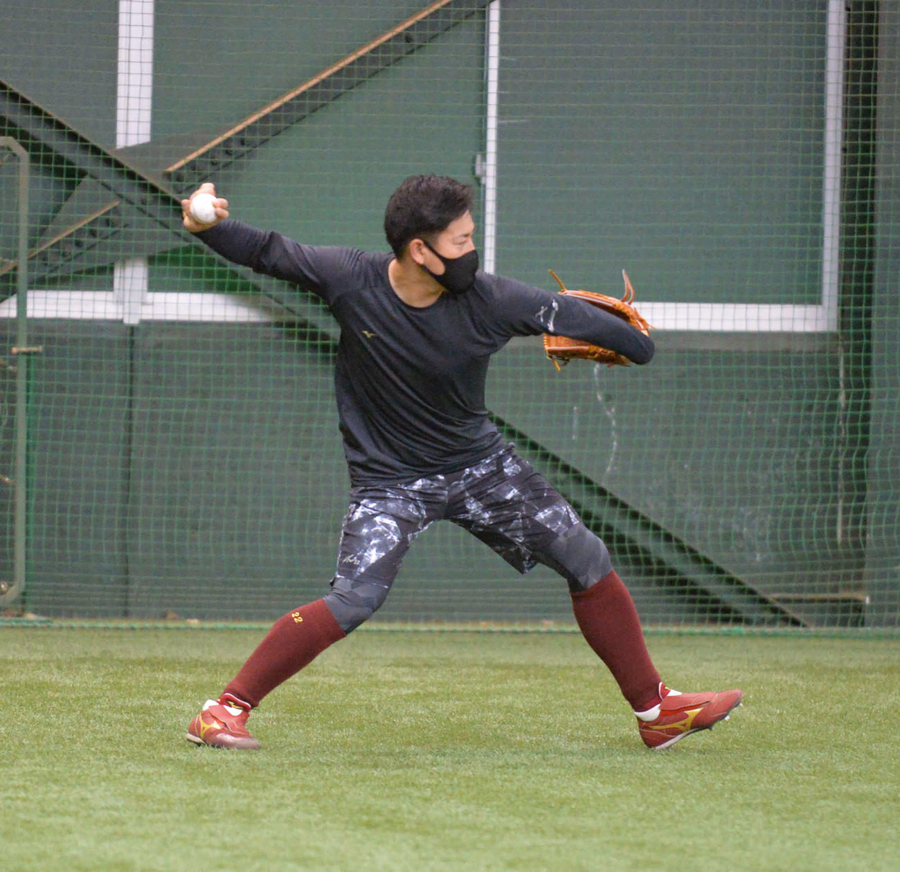 自主トレを公開し、キャッチボールを行う楽天牧田（撮影・桑原幹久）
