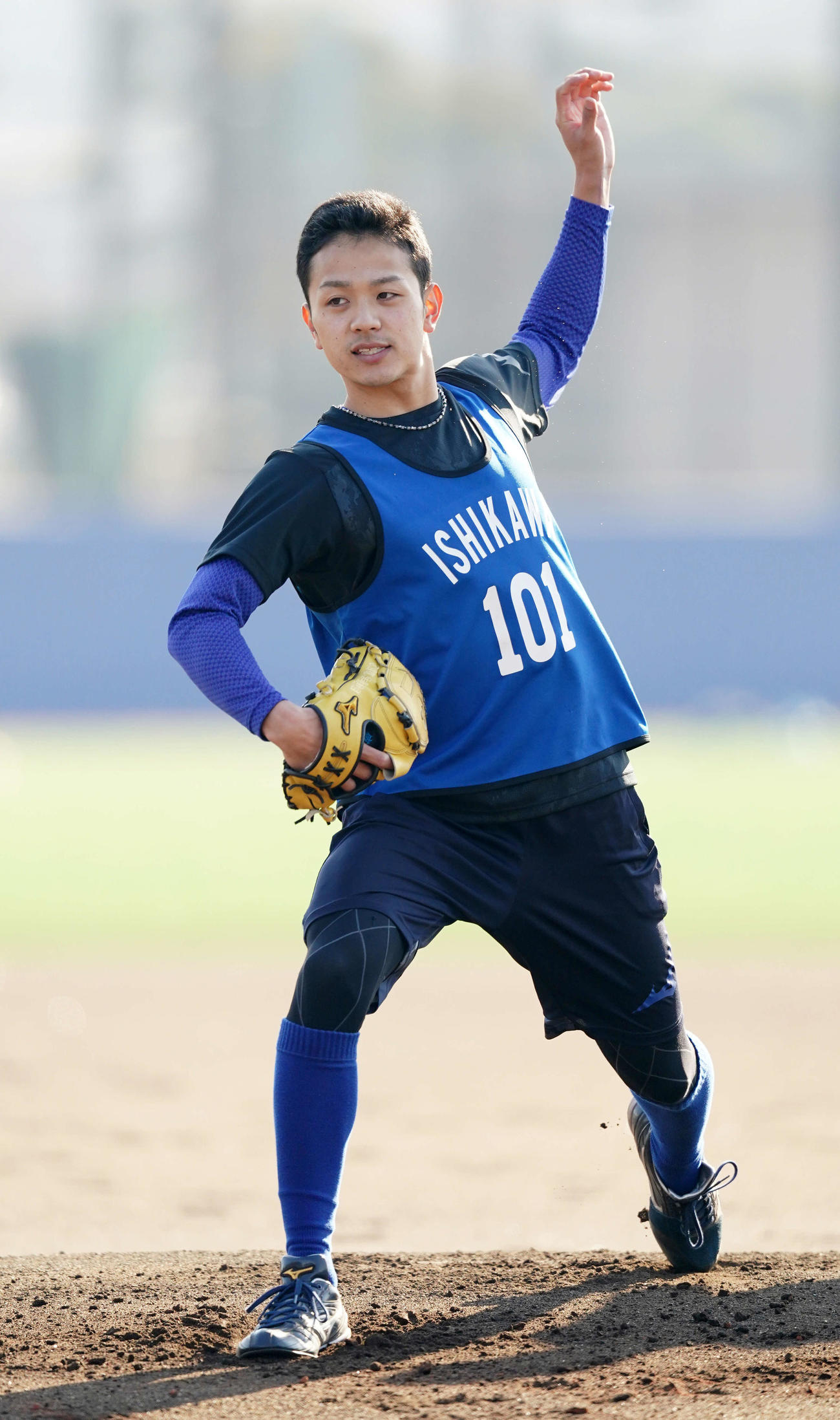 DeNA新人合同自主トレで投内連係の練習を行う石川（撮影・江口和貴）