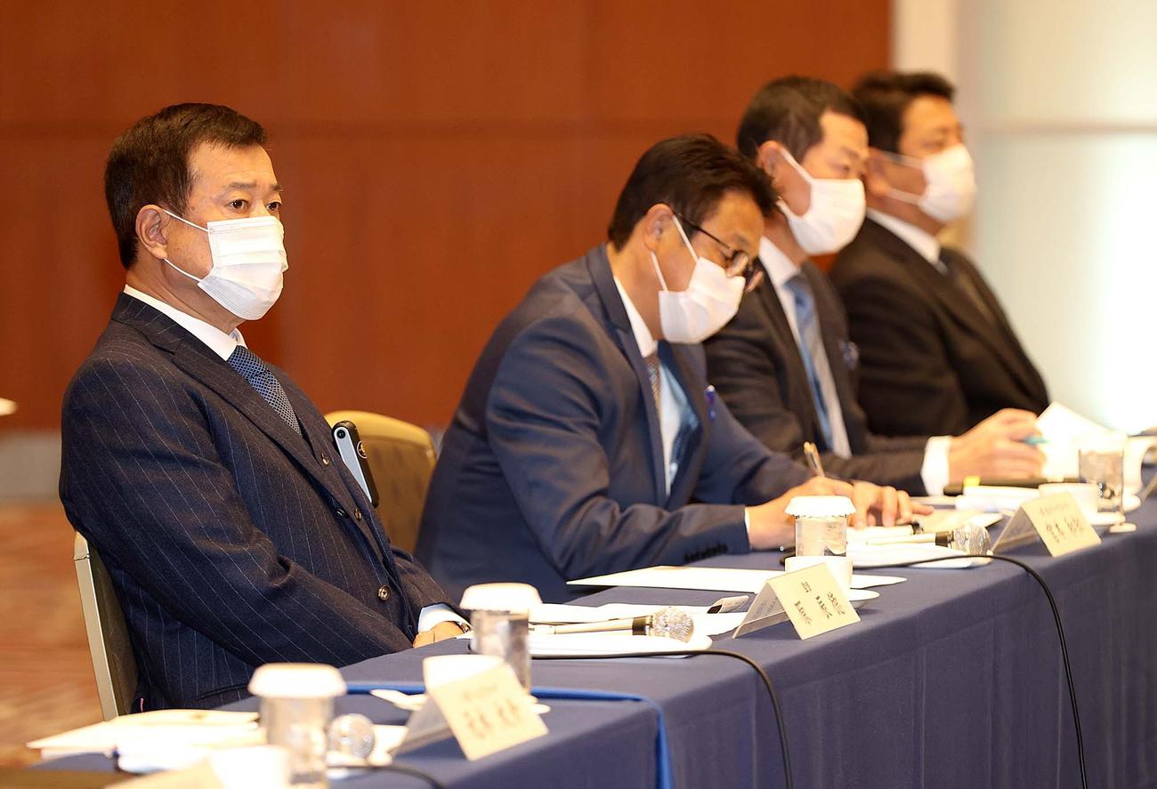 スタッフ会議に臨む巨人原監督（手前）ら。手前から3人目は桑田投手チーフコーチ補佐（球団提供）