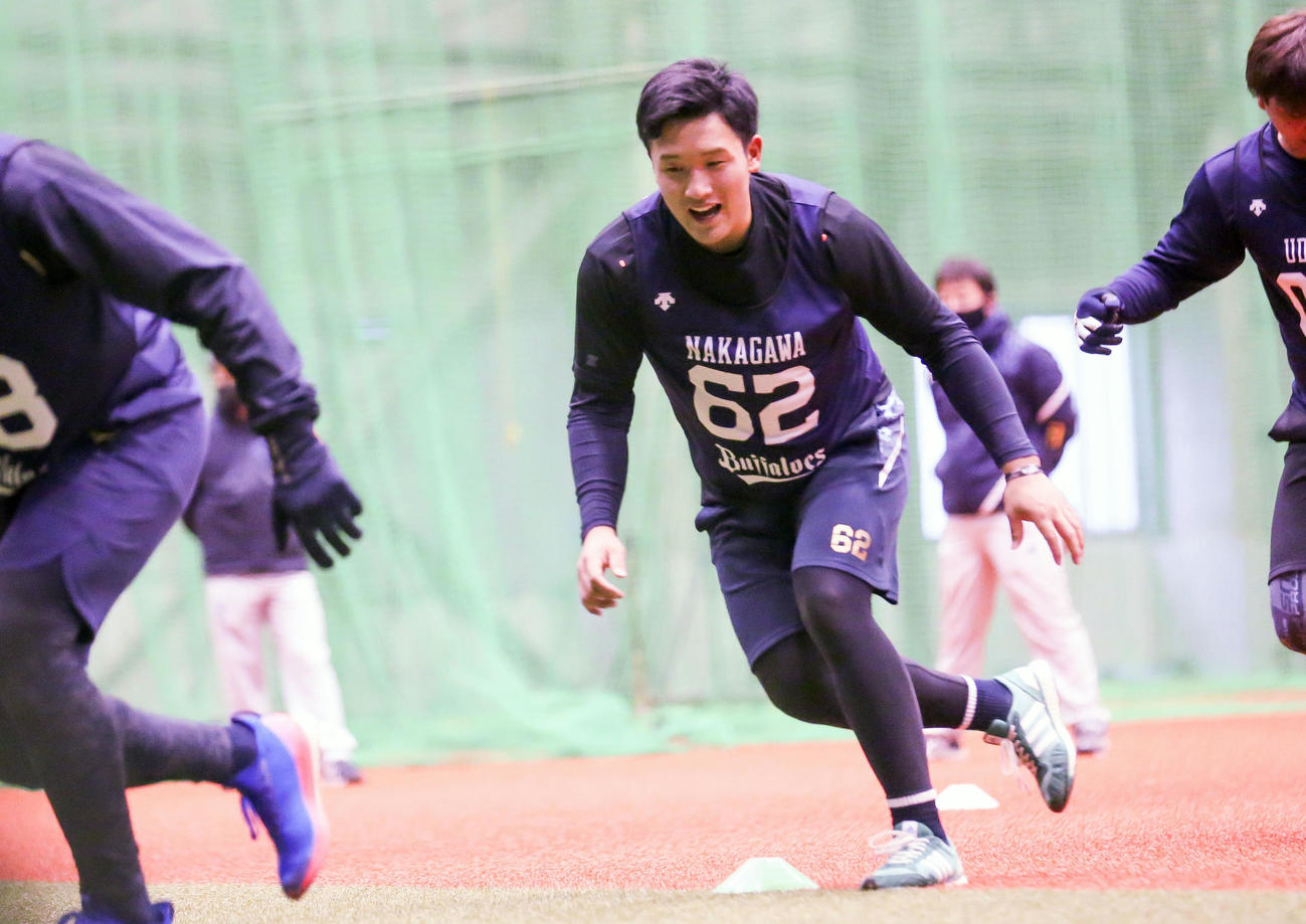 新人合同自主トレで体を動かす中川拓真（代表撮影）