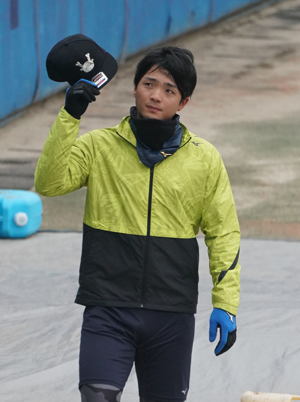 あいさつをする中日郡司（撮影・森本幸一）