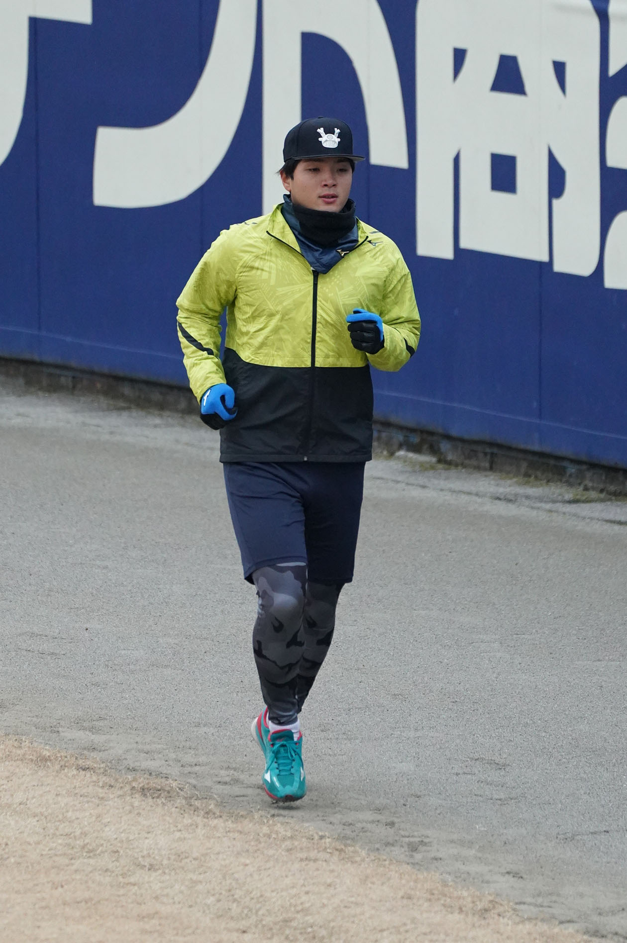 ランニングをする中日郡司（撮影・森本幸一）