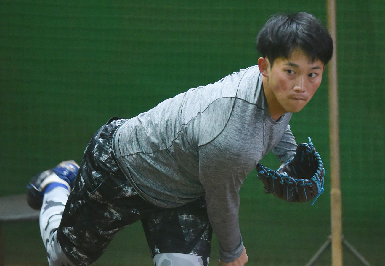 ブルペンで投球練習をする中日岡野（撮影・森本幸一）