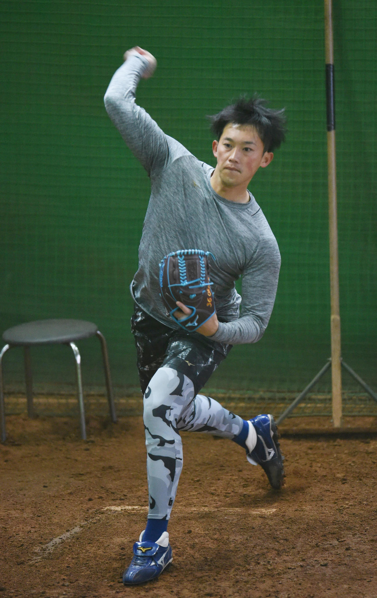 ブルペンで投球練習をする中日岡野（撮影・森本幸一）