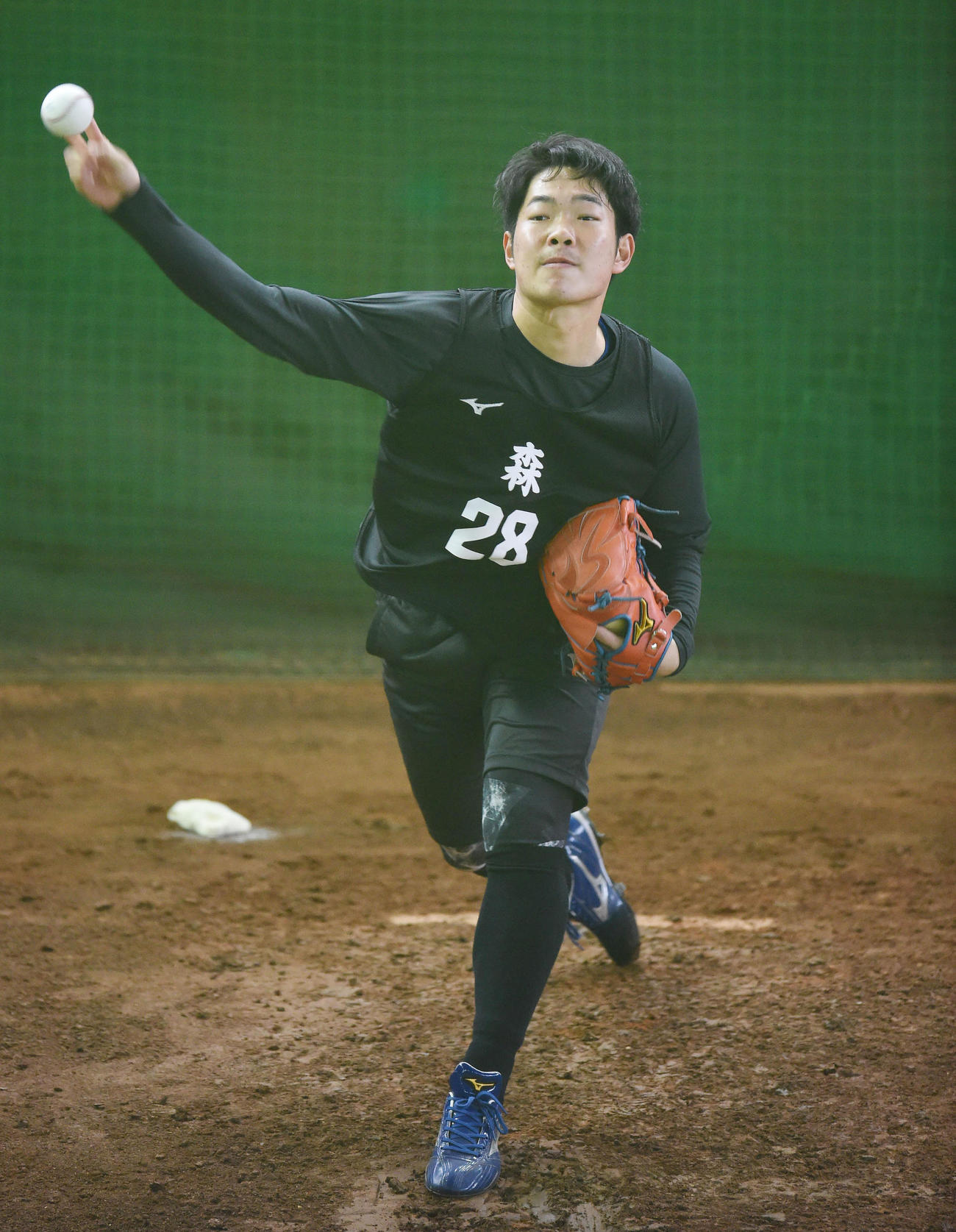 ブルペンで投球練習をする中日のルーキー森（撮影・森本幸一）