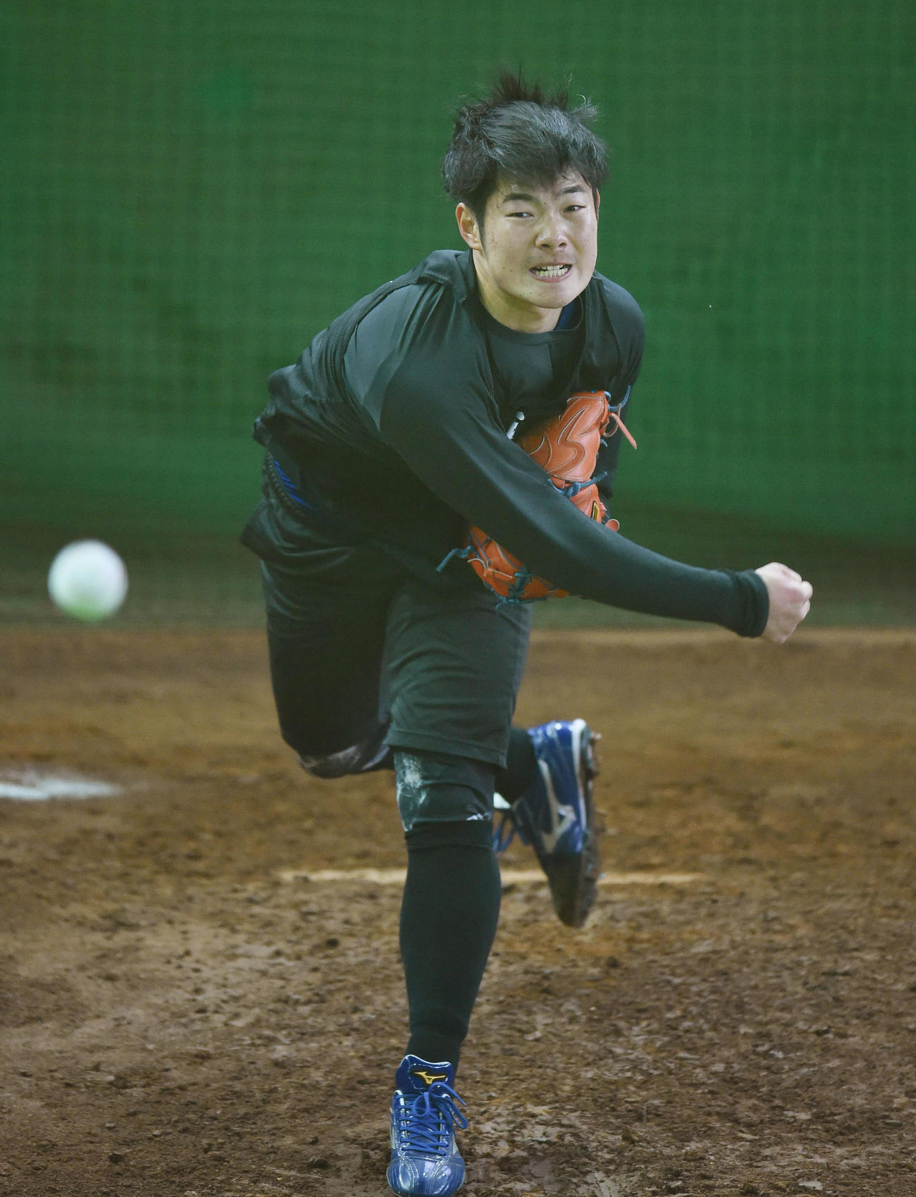 新人で最初のブルペン投球を行った中日森（撮影・森本幸一）