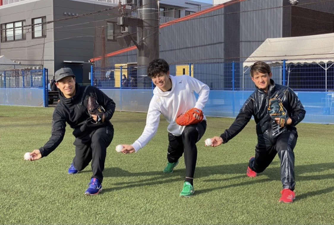 合同自主トレを行い、サブマリン投法のフォームをとる、左から楽天牧田、ソフトバンク高橋礼、西武与座（牧田和久選手インスタグラムより）