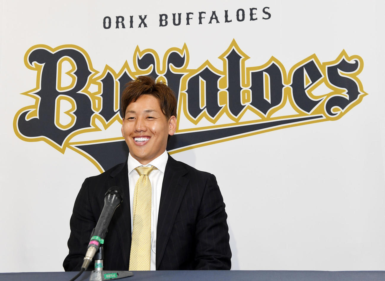 アップで契約更改し笑顔で会見するオリックス吉田正尚（代表撮影）