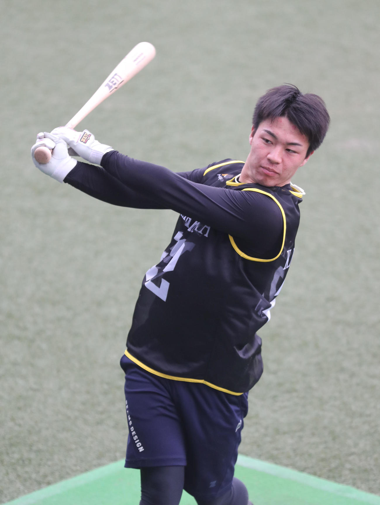 打撃練習で汗を流す牧原巧汰（撮影・梅根麻紀）