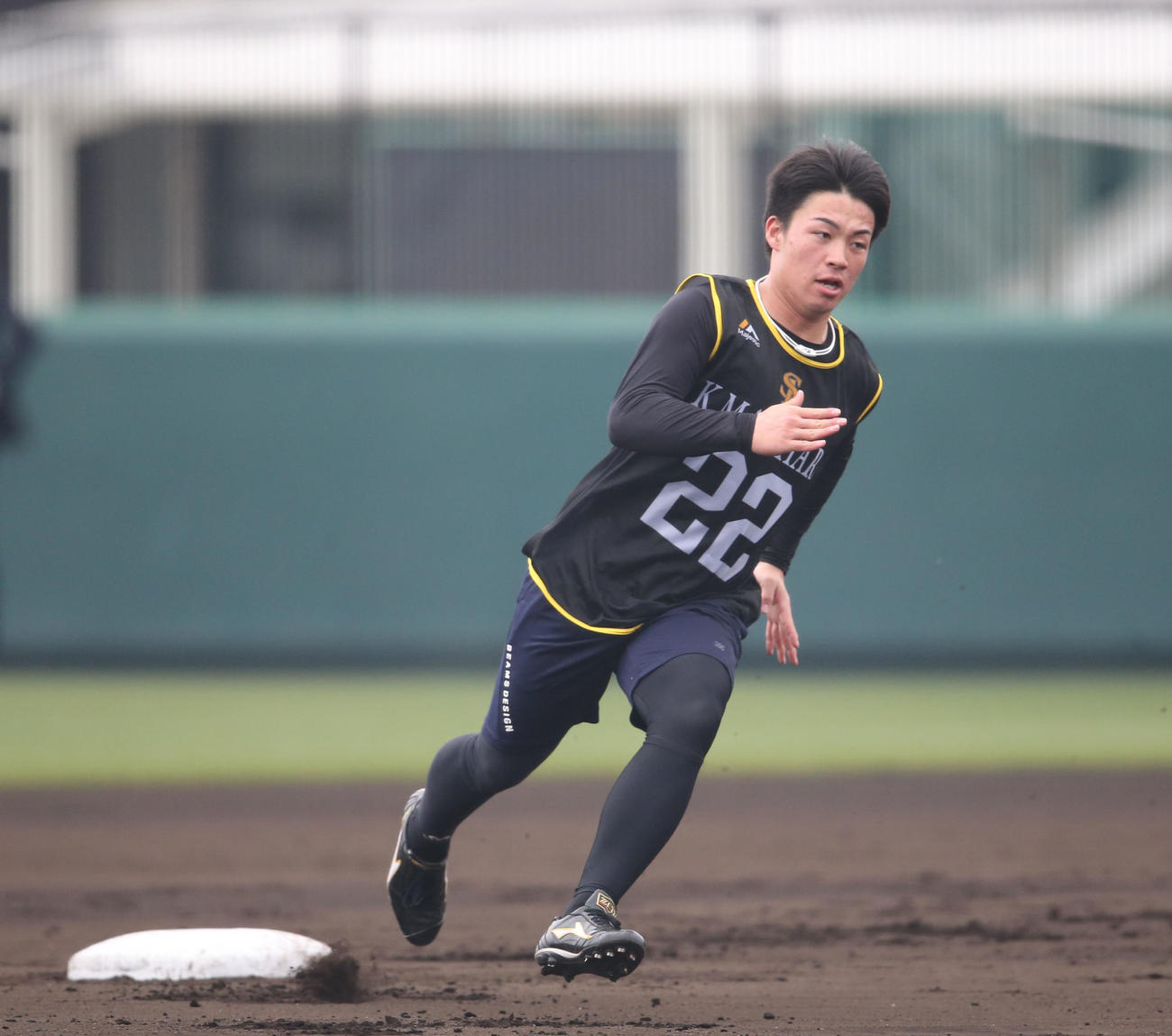 ベースランニングで汗を流す牧原巧汰（撮影・梅根麻紀）