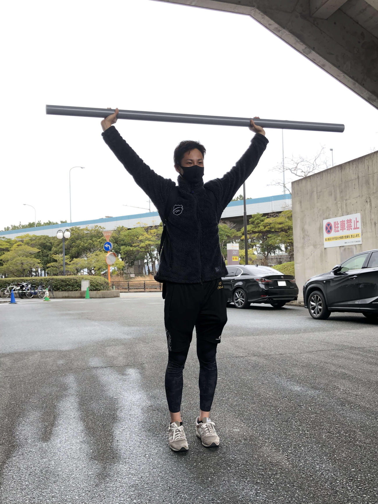 ホームセンターで入手した、トレーニング用のパイプを手にするソフトバンク大竹（撮影・山本大地）