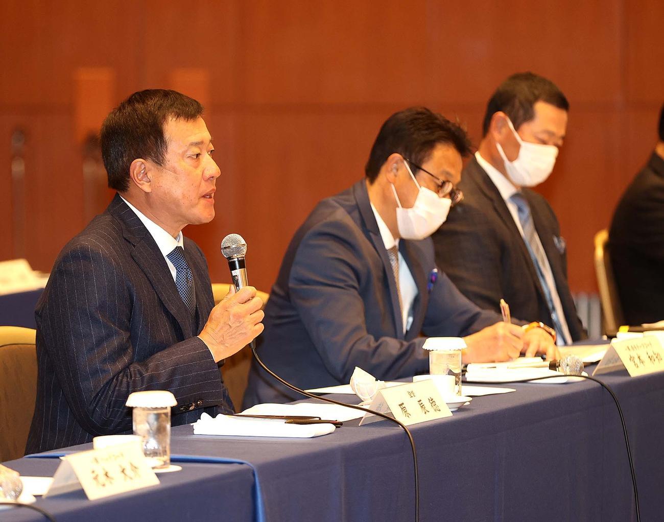 スタッフ会議に臨む巨人原監督。手前2人目から宮本和投手チーフコーチ、3人目は桑田投手チーフコーチ補佐（球団提供）