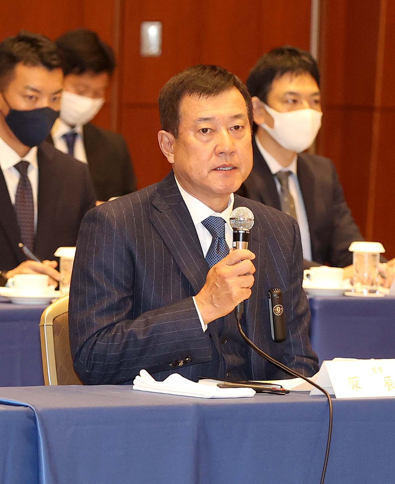 スタッフ会議に臨む巨人原監督（球団提供）