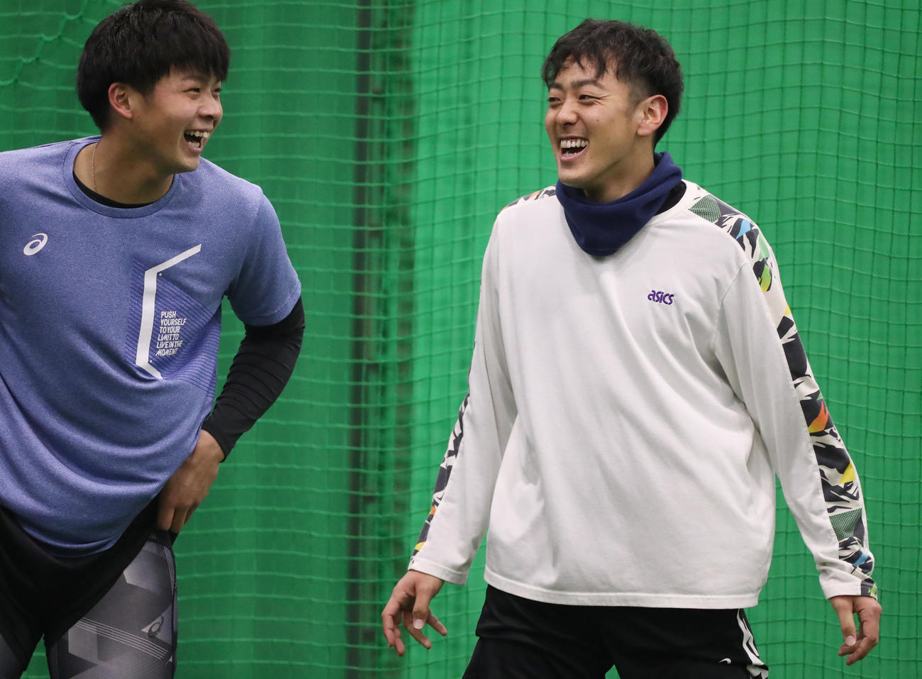 井上（左）らと談笑する小川（代表撮影）