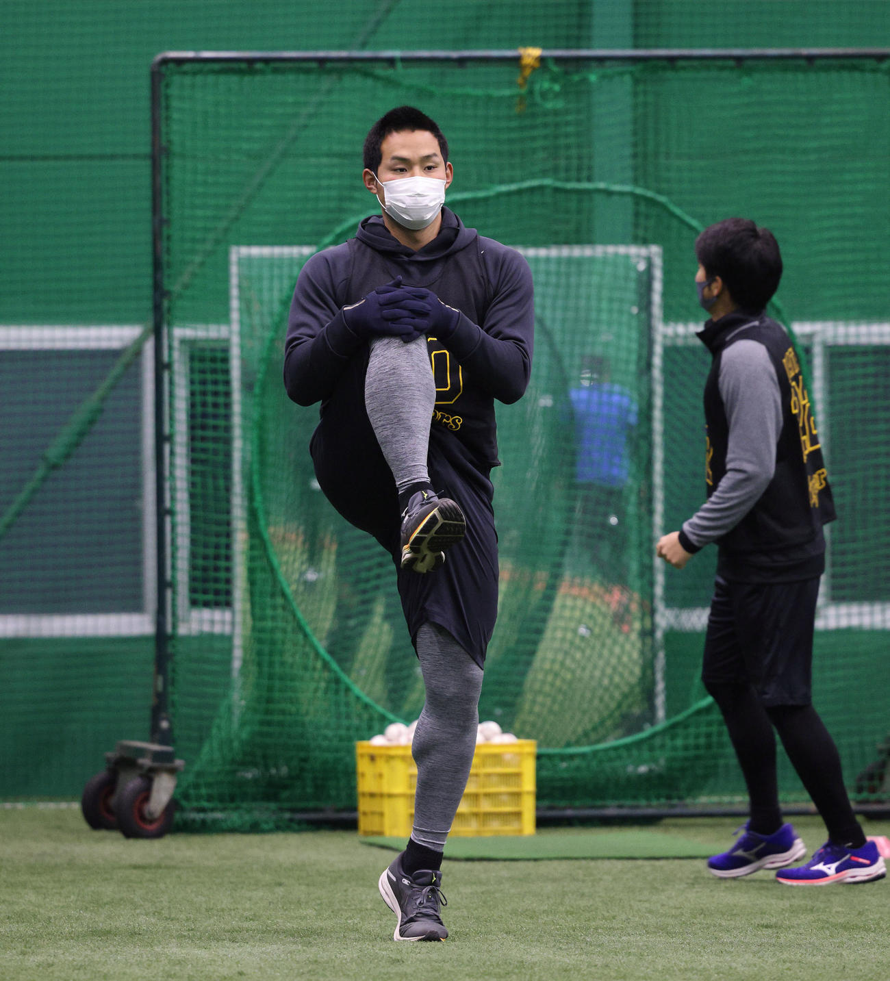 新人合同自主トレに臨む佐藤蓮（球団提供）