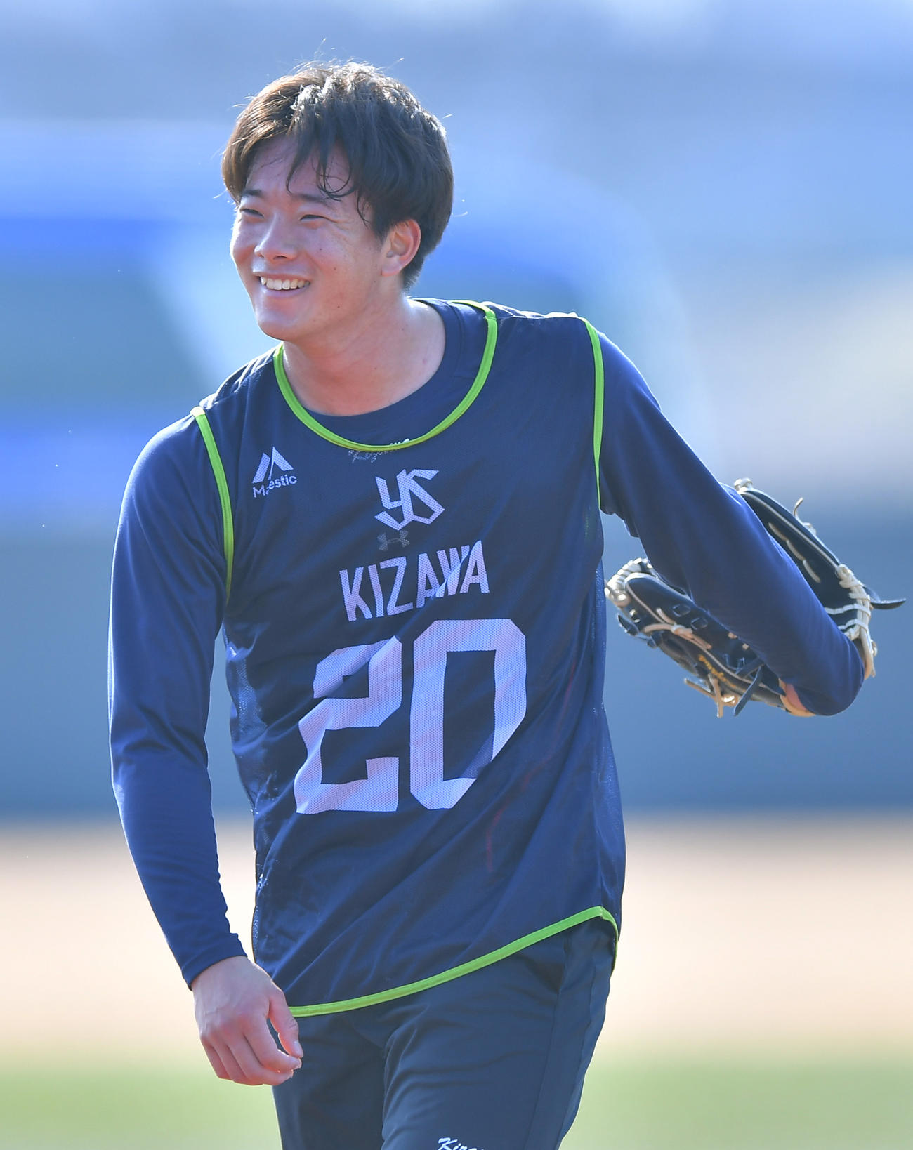 新人合同自主トレで投球練習を終え笑顔を見せるヤクルト木沢（代表撮影）
