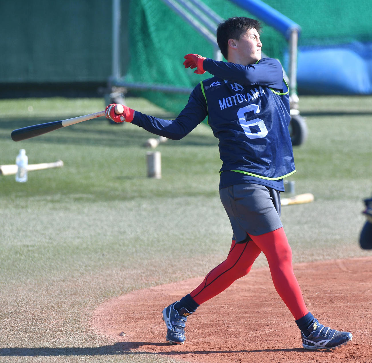 新人合同自主トレでロングティーをするヤクルト元山（代表撮影）