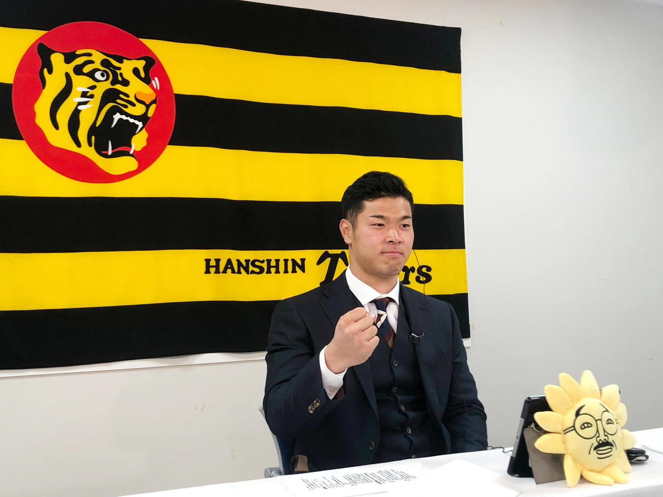 サンテレビ「熱血タイガース党」にリモート出演した佐藤輝（球団提供）