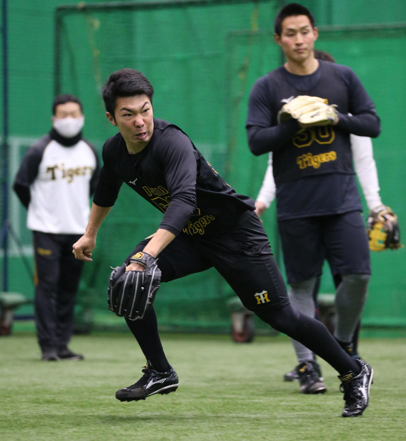 ノックで笑顔を見せる石井大（代表撮影）
