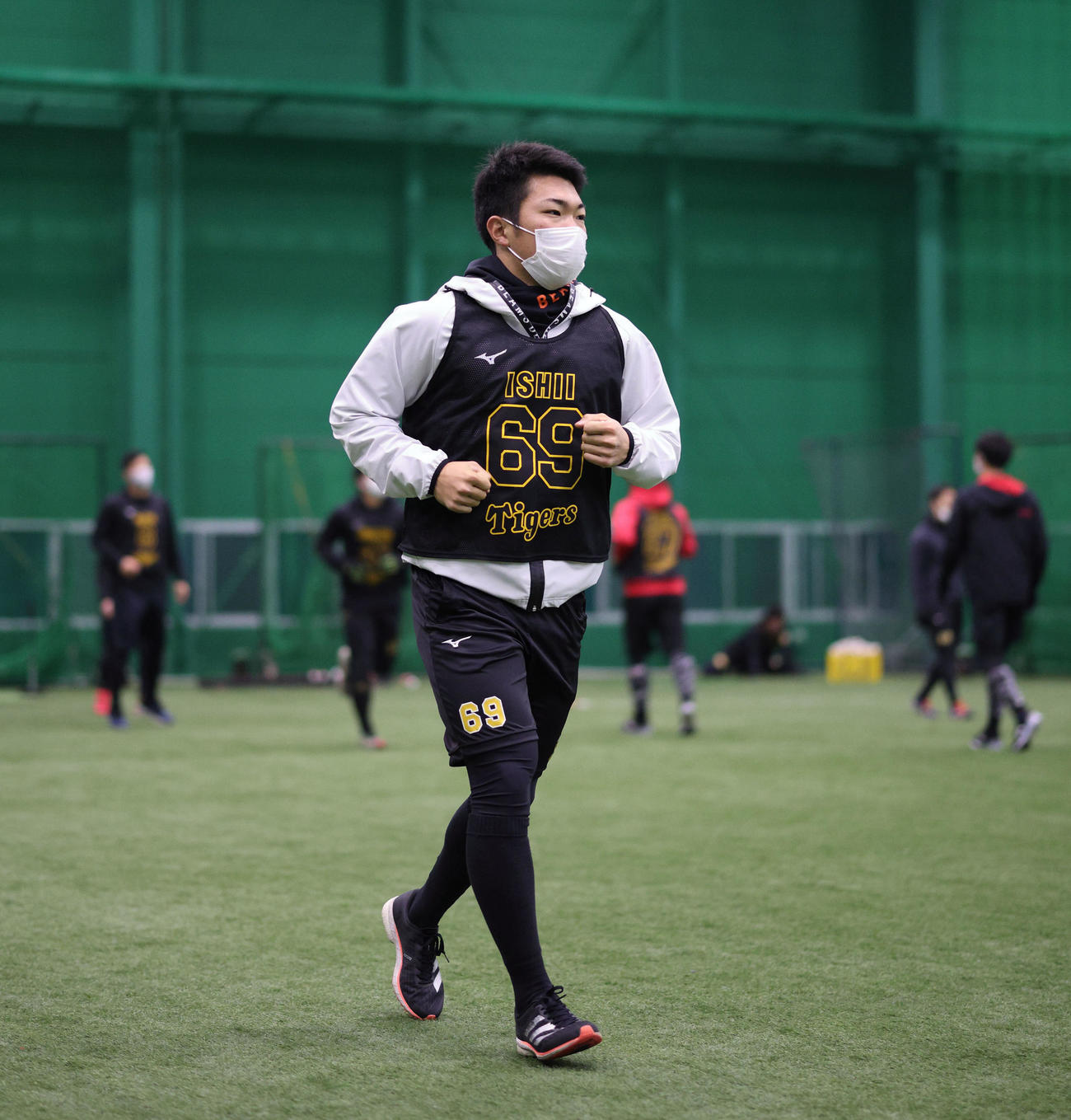 新人合同自主トレに臨む石井大（球団提供）