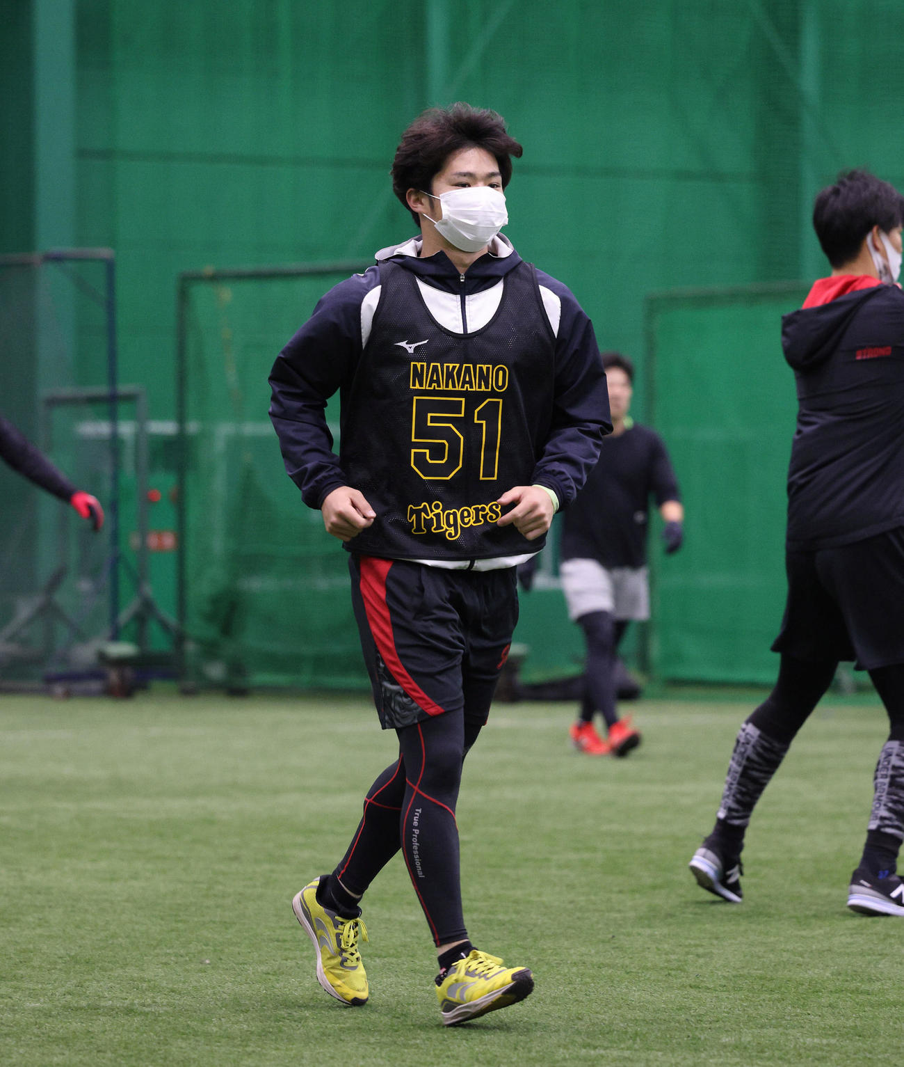 新人合同自主トレに臨む中野（球団提供）