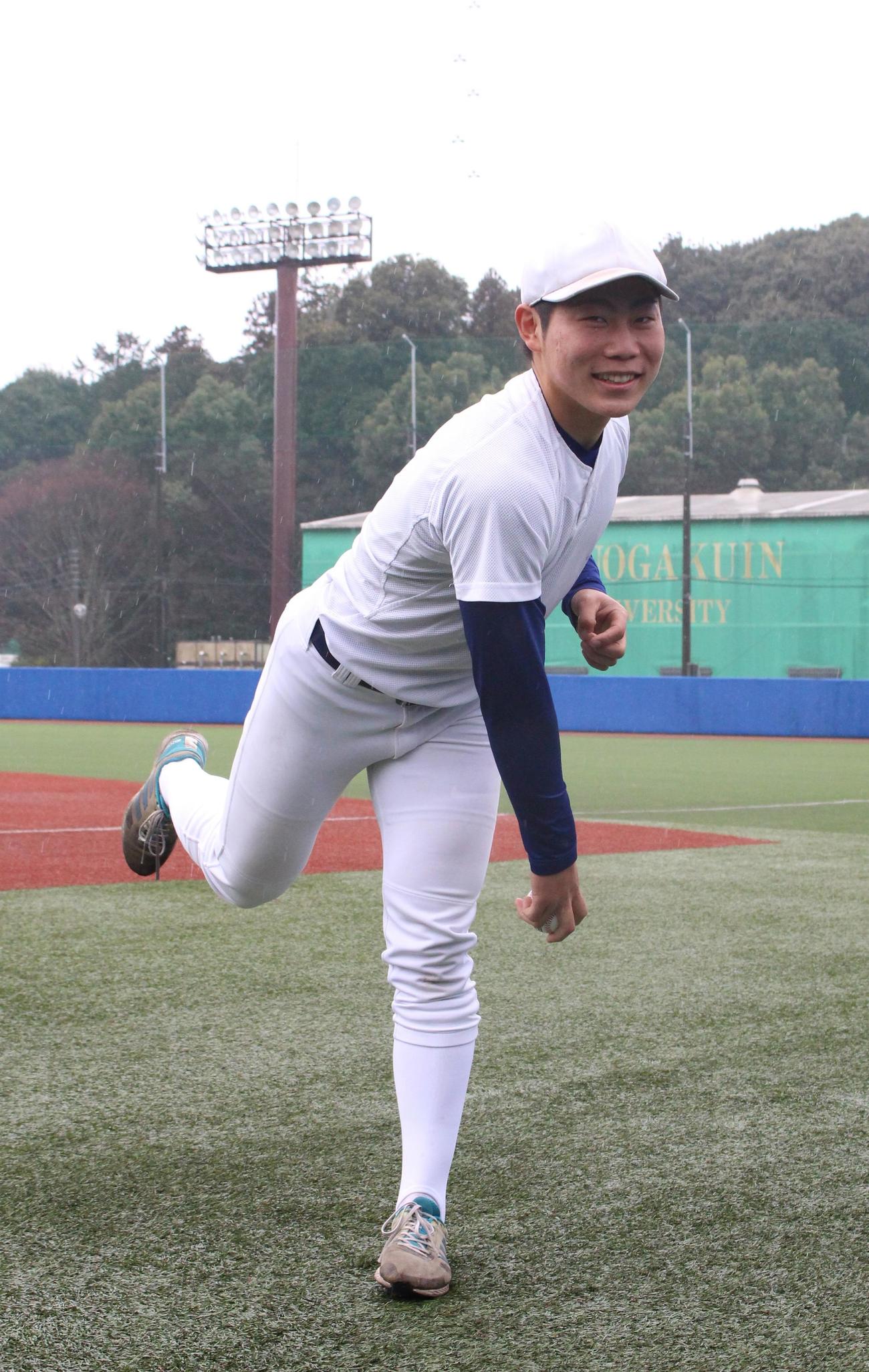 今秋ドラフト候補右腕の中央学院大・山崎投手（撮影・保坂恭子）