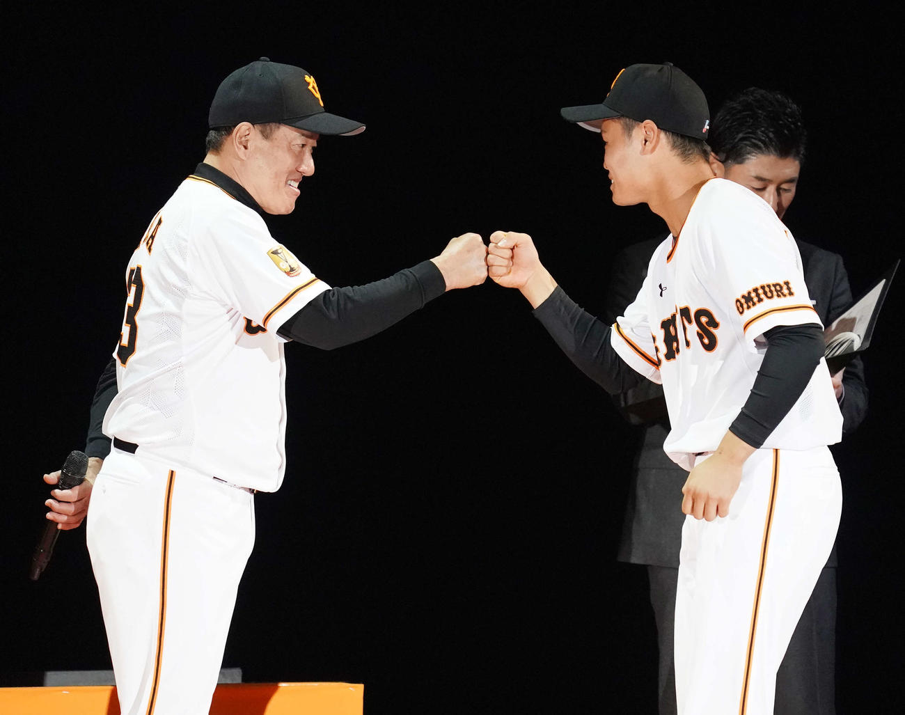 新入団選手発表でタッチをかわす原辰徳監督（左）とドラフト3位の中山（2020年12月11日撮影）