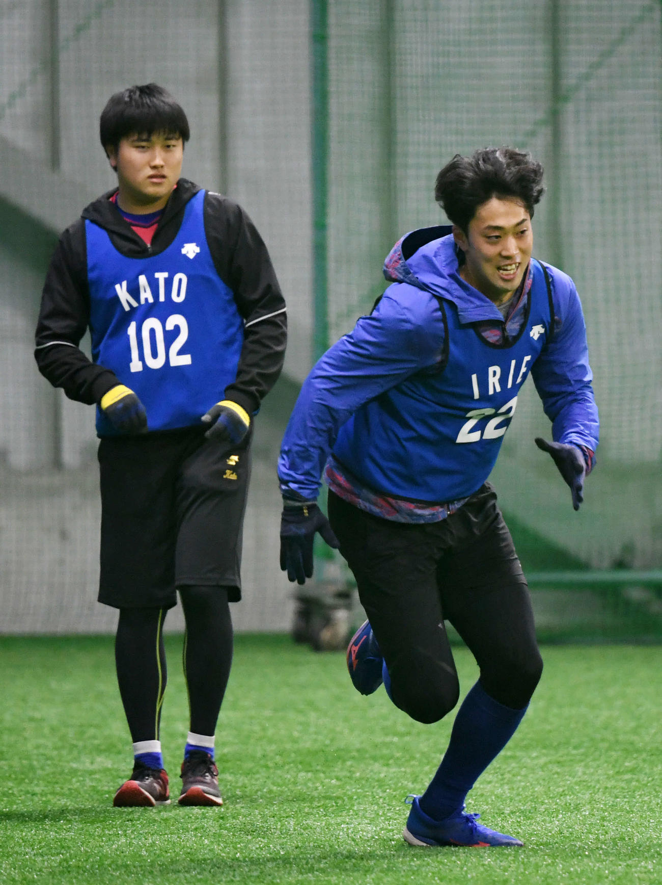 新人合同自主トレでダッシュをするDeNA入江（右）と加藤（撮影・横山健太）