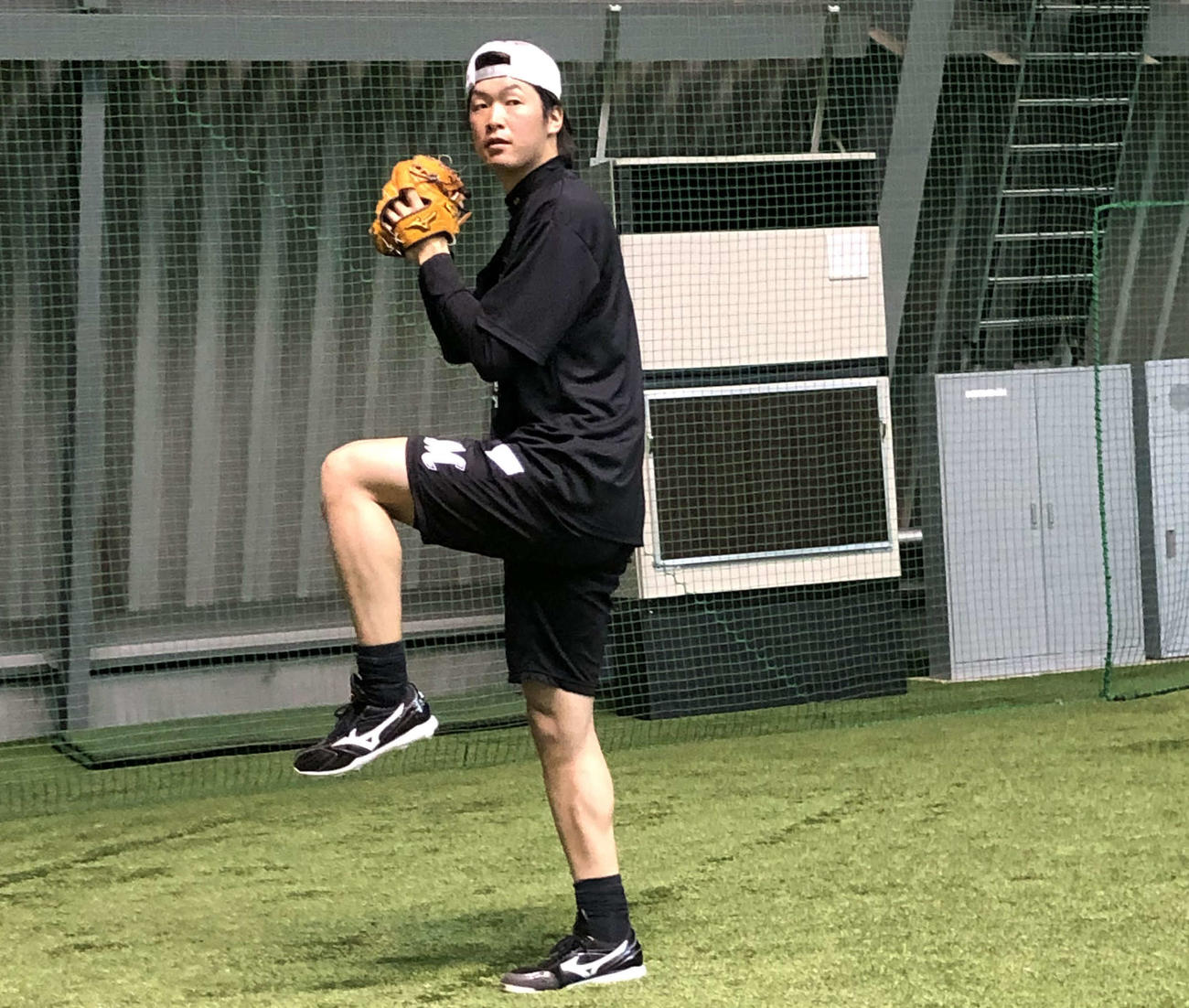 自主トレを行うロッテ二木（球団提供）