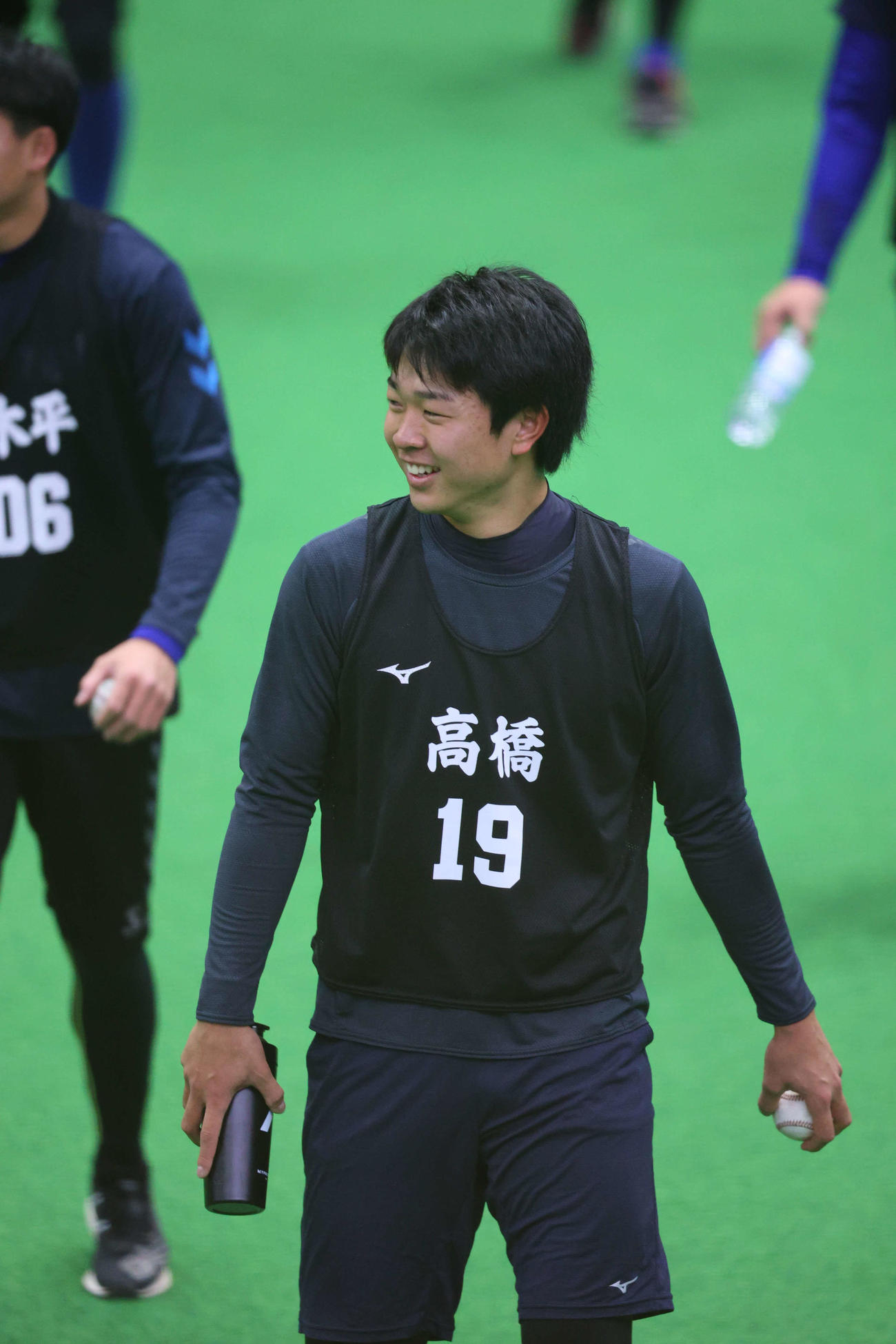 午前中の練習を終え笑顔を見せる中日高橋宏（代表撮影）