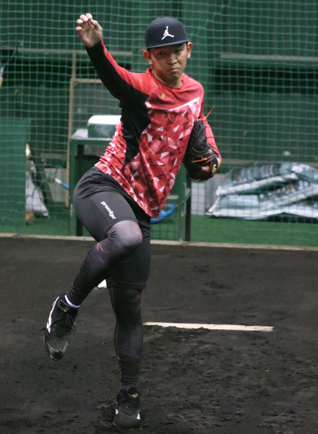 ブルペンで投球練習する日本ハム柿木（撮影・山崎純一）
