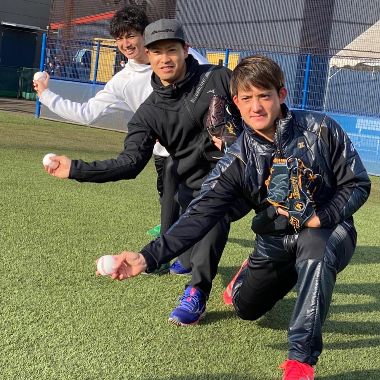 楽天牧田（中央）ソフトバンク高橋礼（後ろ）とアンダースロー3人で自主トレを行った西武与座（与座のインスタグラムより）