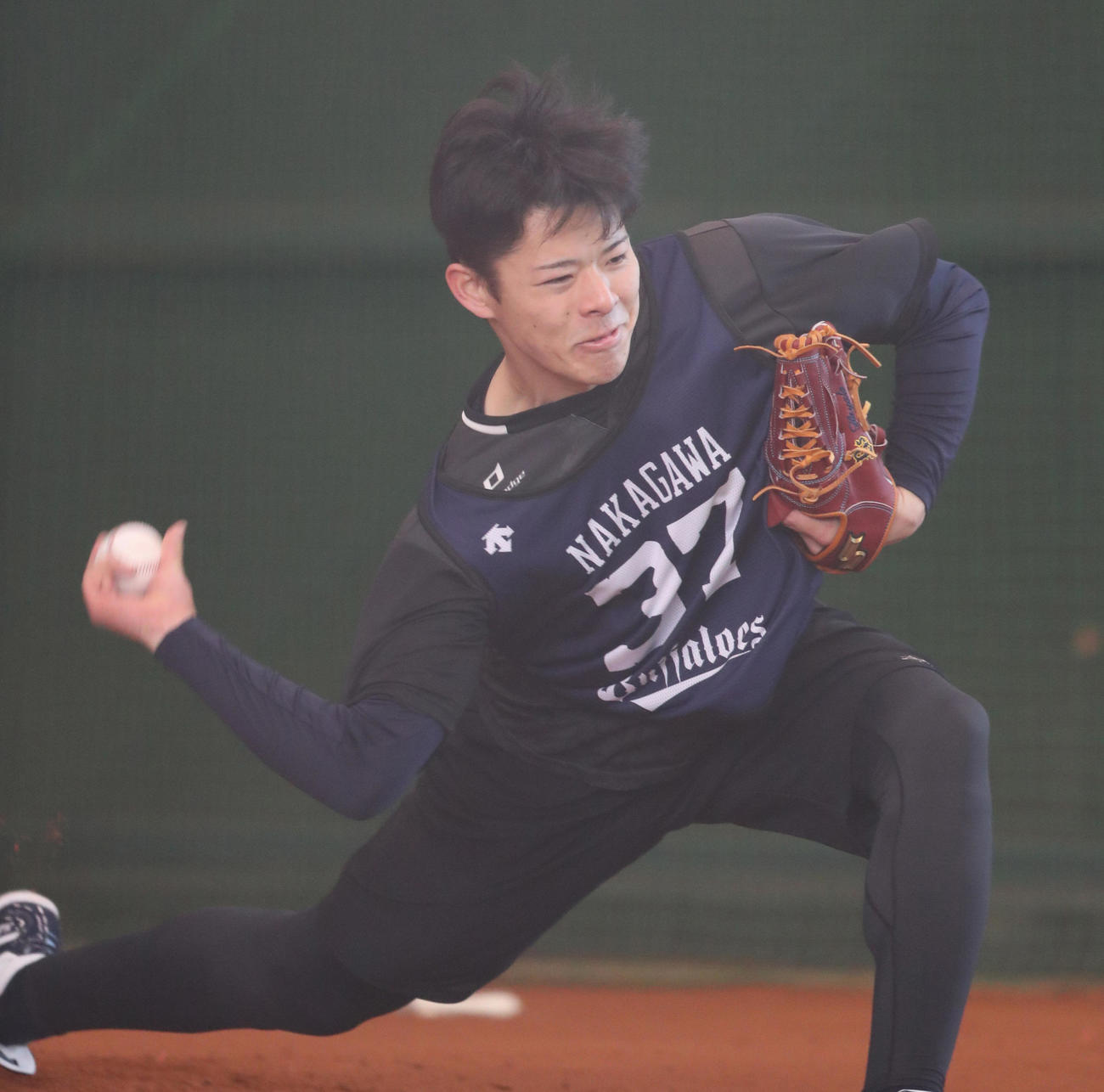ブルペンで投げ込む中川颯（代表撮影）