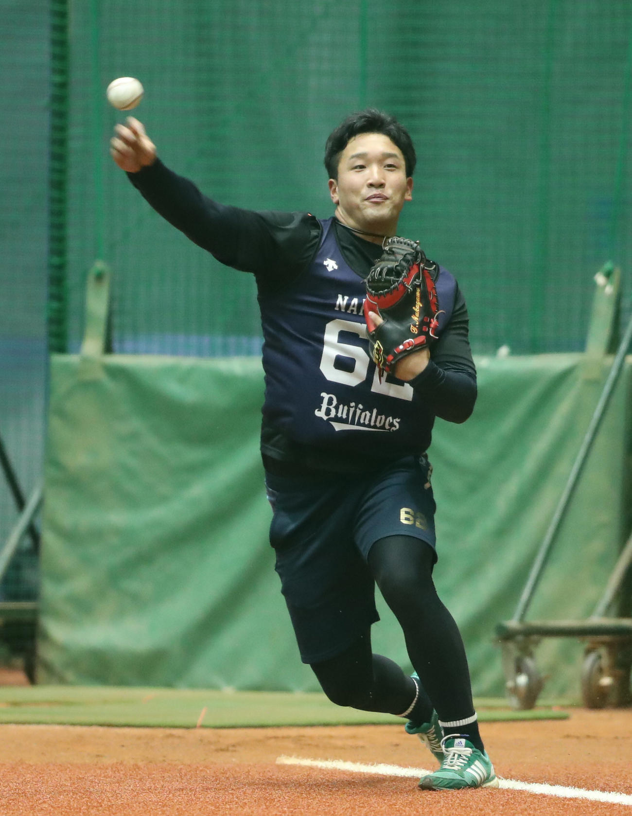 投内連係で三塁に送球する中川拓真（代表撮影）