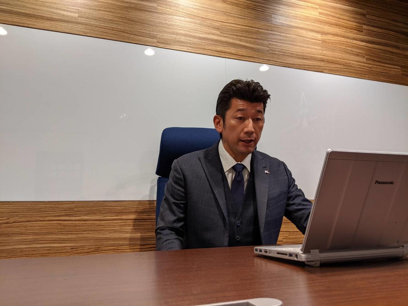 オンラインでスタッフミーティングを行い、新人3人を1軍キャンプに抜てきしたDeNA三浦監督（球団提供）