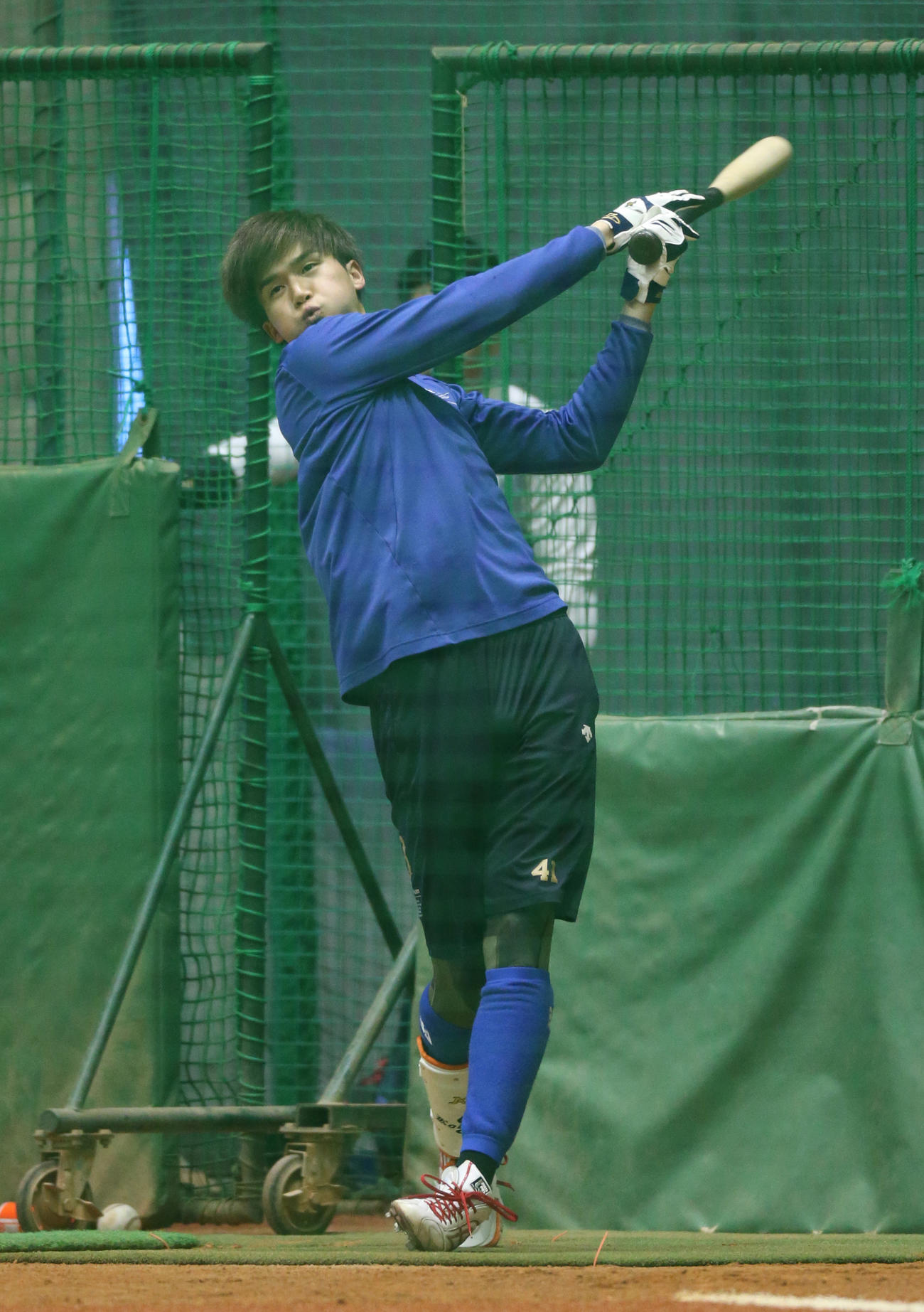 打撃練習を行う佐野皓（代表撮影）
