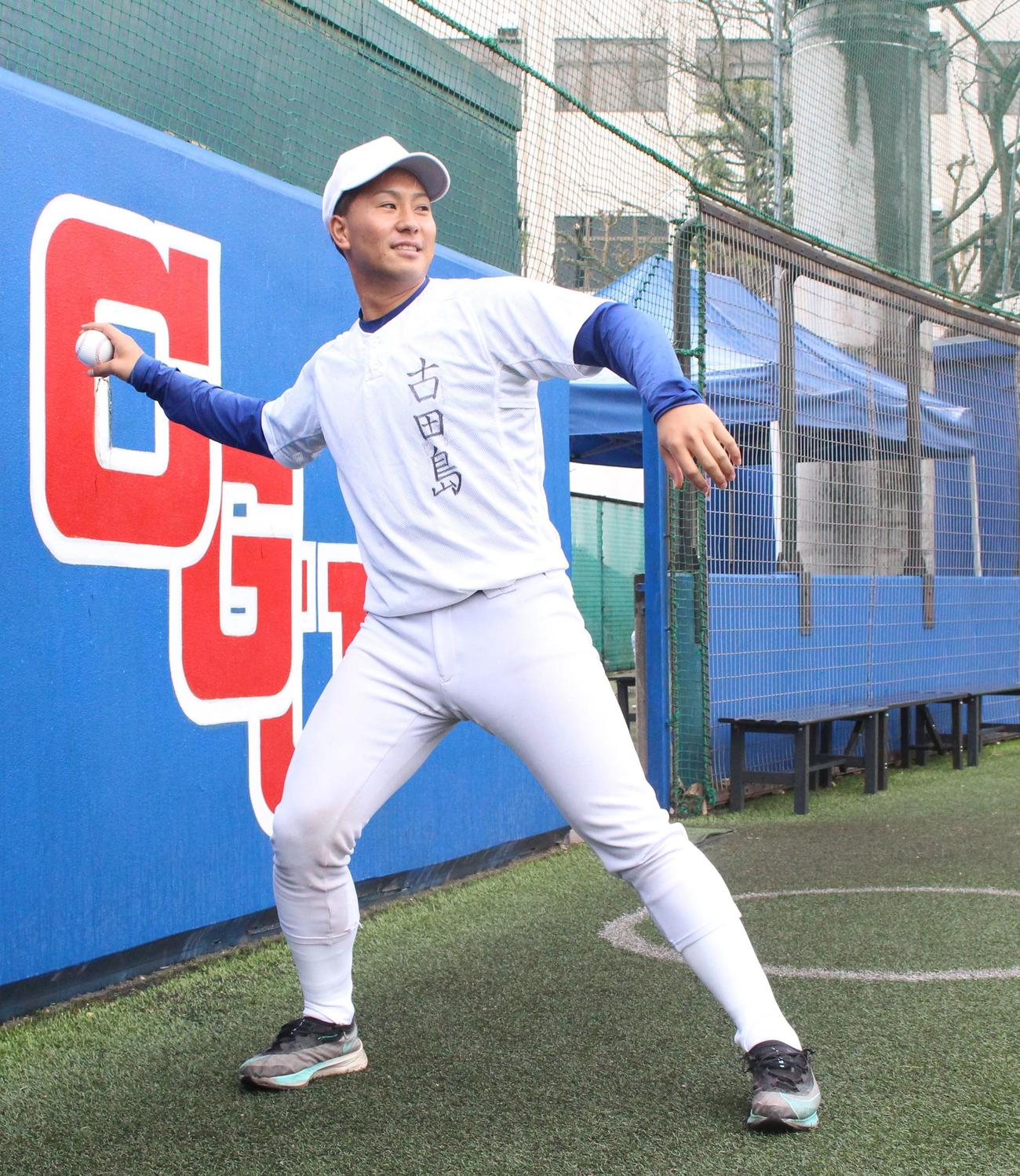 右腕を伸ばす独特のフォームを披露する今秋ドラフト候補の中央学院大・古田島投手（撮影・保坂恭子）