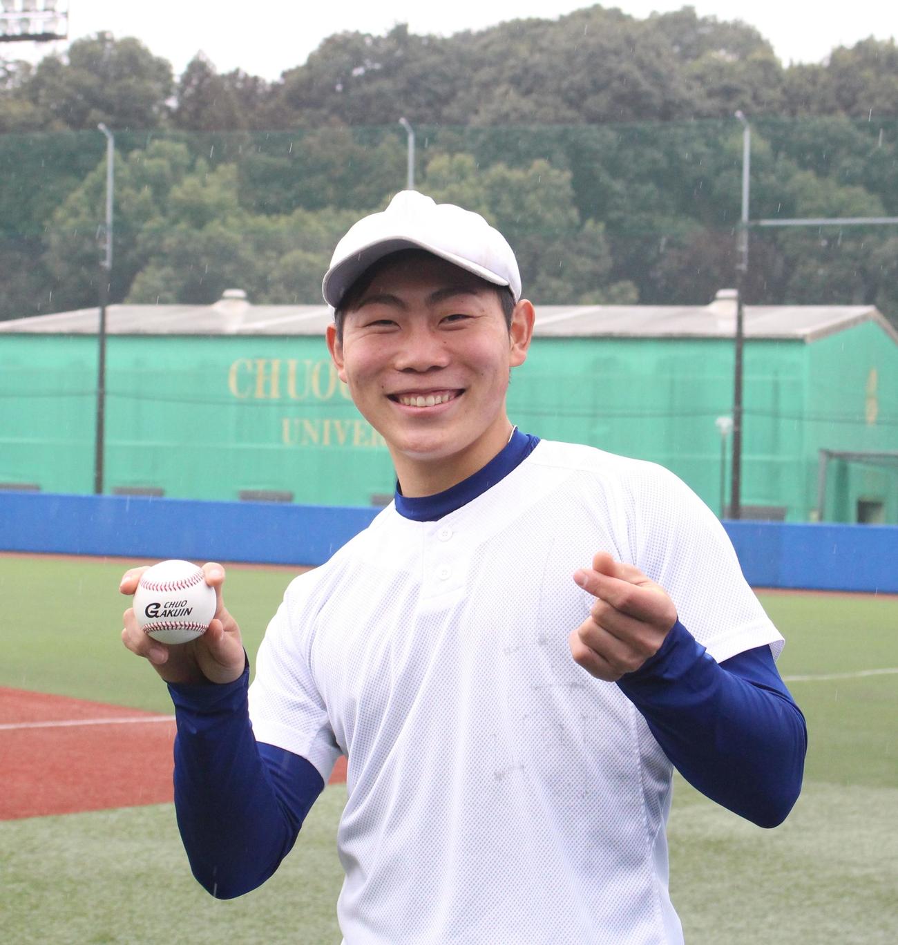 笑顔を見せる中央学院大・山崎投手（撮影・保坂恭子）