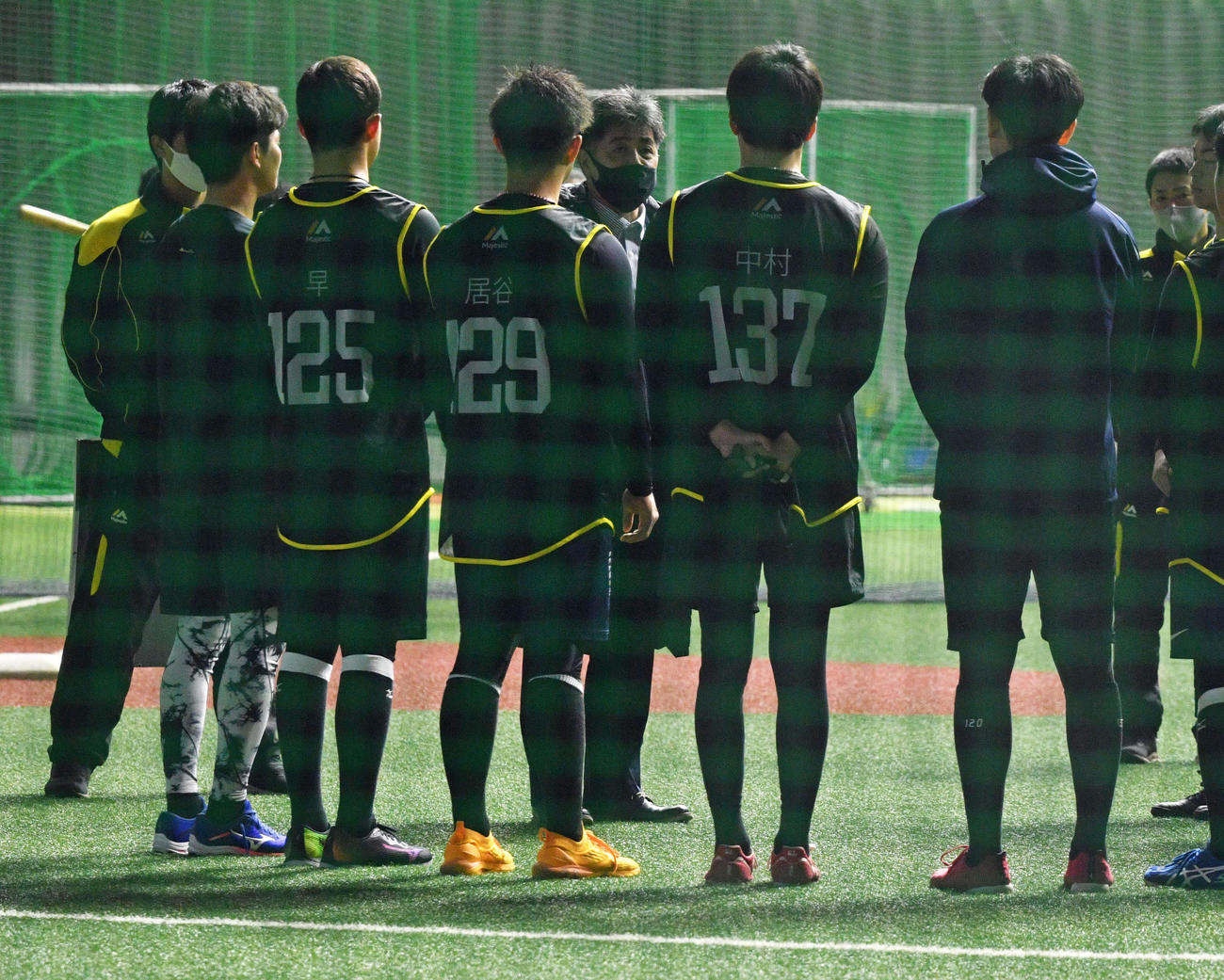 タマホームスタジアム筑後を視察に訪れた工藤公康監督はルーキーに話をする（撮影・現場代表）